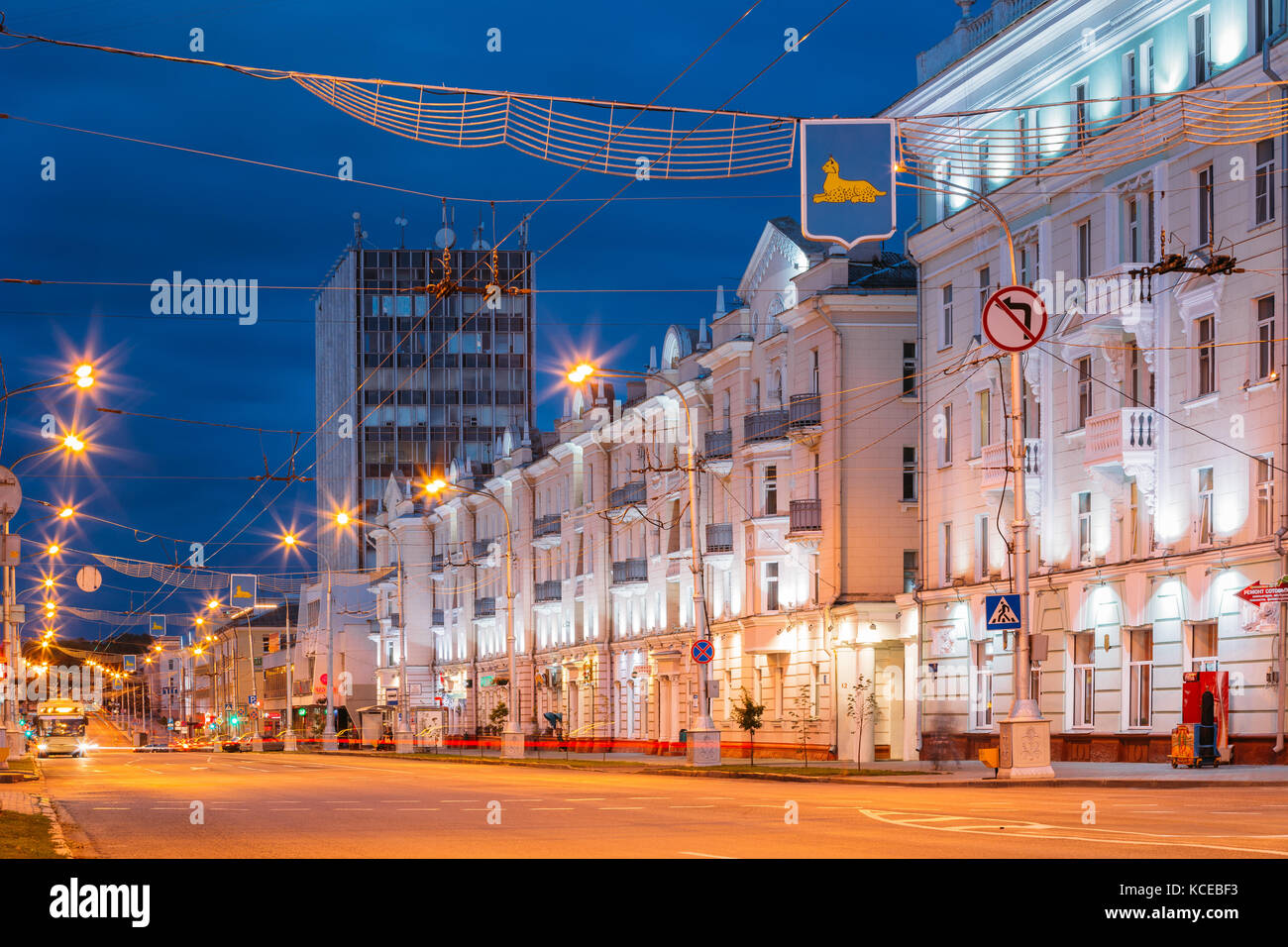 Gomel, Bielorussia - Luglio 19, 2016: velocità del traffico e sentieri di luce sul viale lenin street in eveining o notte lunga esposizione Foto Stock