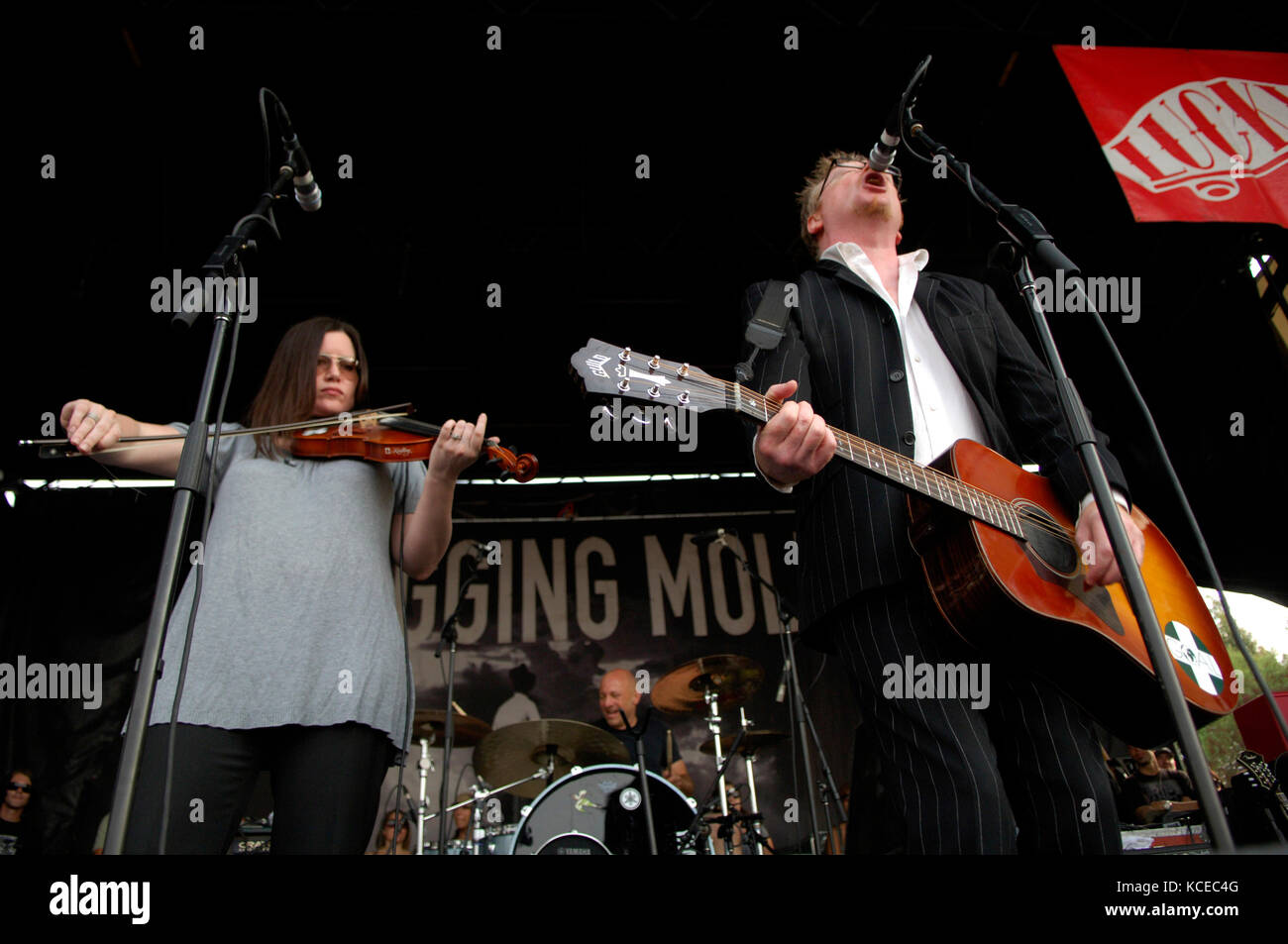 (L-R) Bridget Regan, George Schwindt, Dave King of Flogging Molly si esibisce al 2007 Vans Warped Tour presso l'anfiteatro Coors di Chula Vista, CA Foto Stock