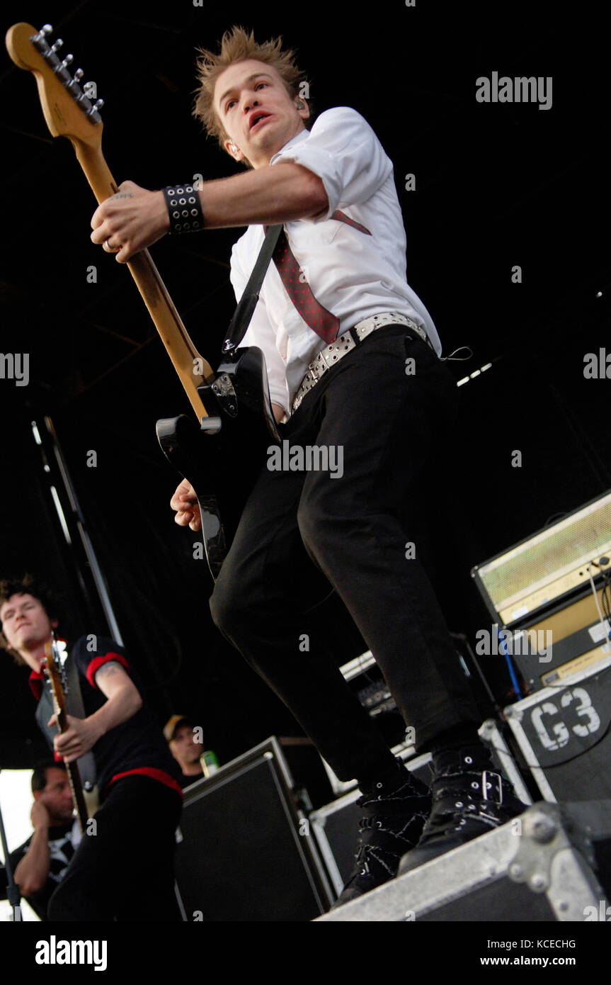 (L-R) Jason McCaslin, Deryck Whibley of Sum 41 si esibisce al 2007 Vans Warped Tour presso l'Home Depot Center di Carson, California, per l'ultimo giorno del tour delle 2007:00 Foto Stock