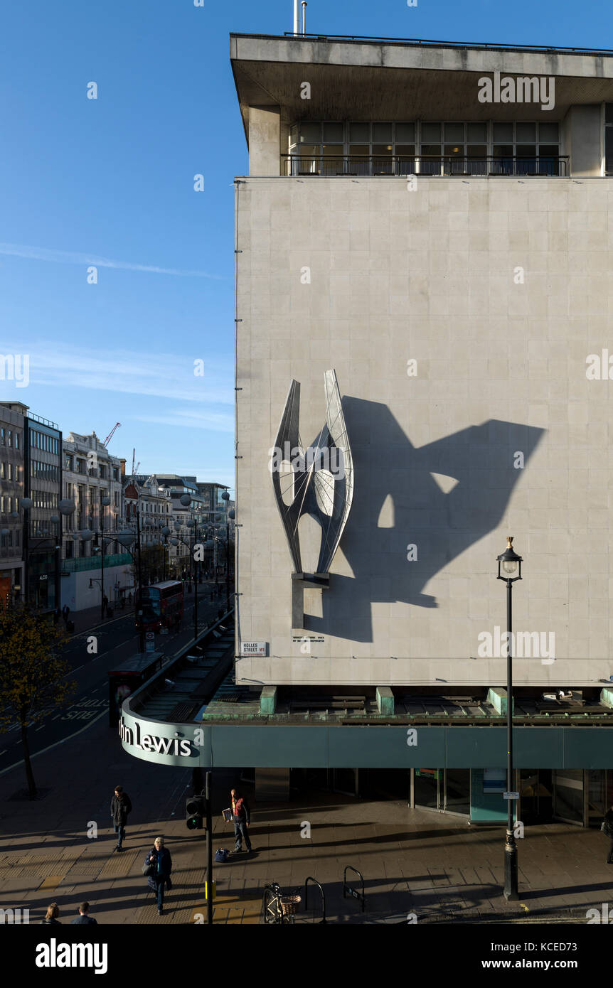 John Lewis Store departmant, Oxford Street, Marylebone, Greater London. Barbara Hepworth scultura "figura alata' montati su holles street elevazione. Foto Stock