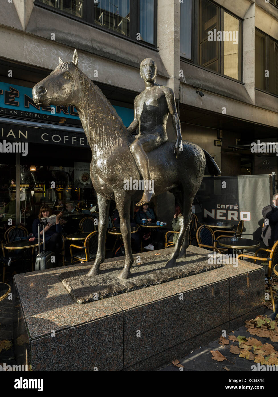 Dover Street e Piccadilly, Mayfair, Londra. elisabeth frink scultura "cavallo e cavaliere' dal sud-est. Foto Stock