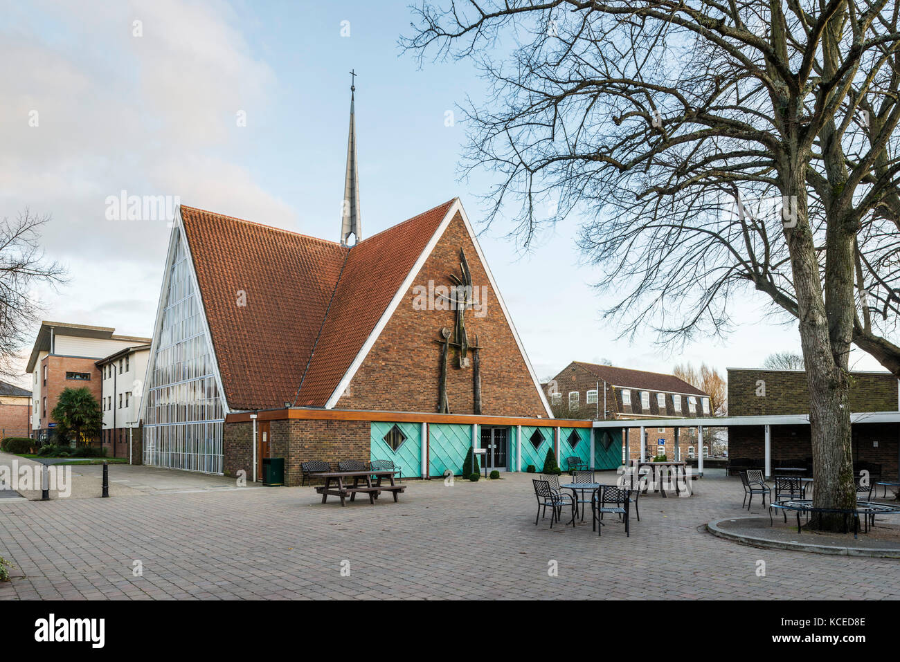 Tema trasversale (1962) di geoffrey clarke. la cappella dell'Ascensione, vescovo di lontra campus, università di Chichester, Chichester, west sussex. cast alumi Foto Stock