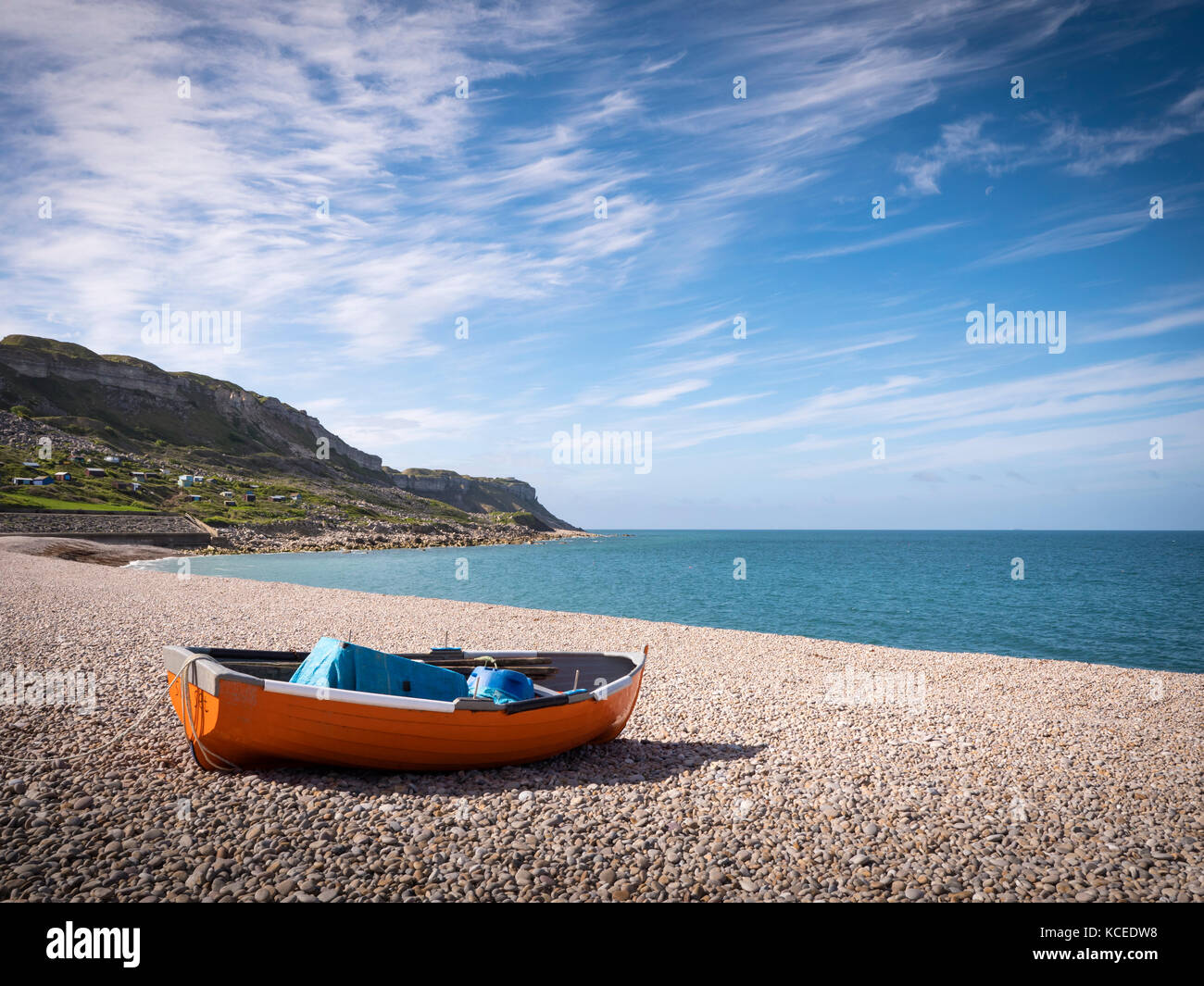 Barca a remi sulla spiaggia Chesil Beach Portland Dorset Inghilterra Foto Stock