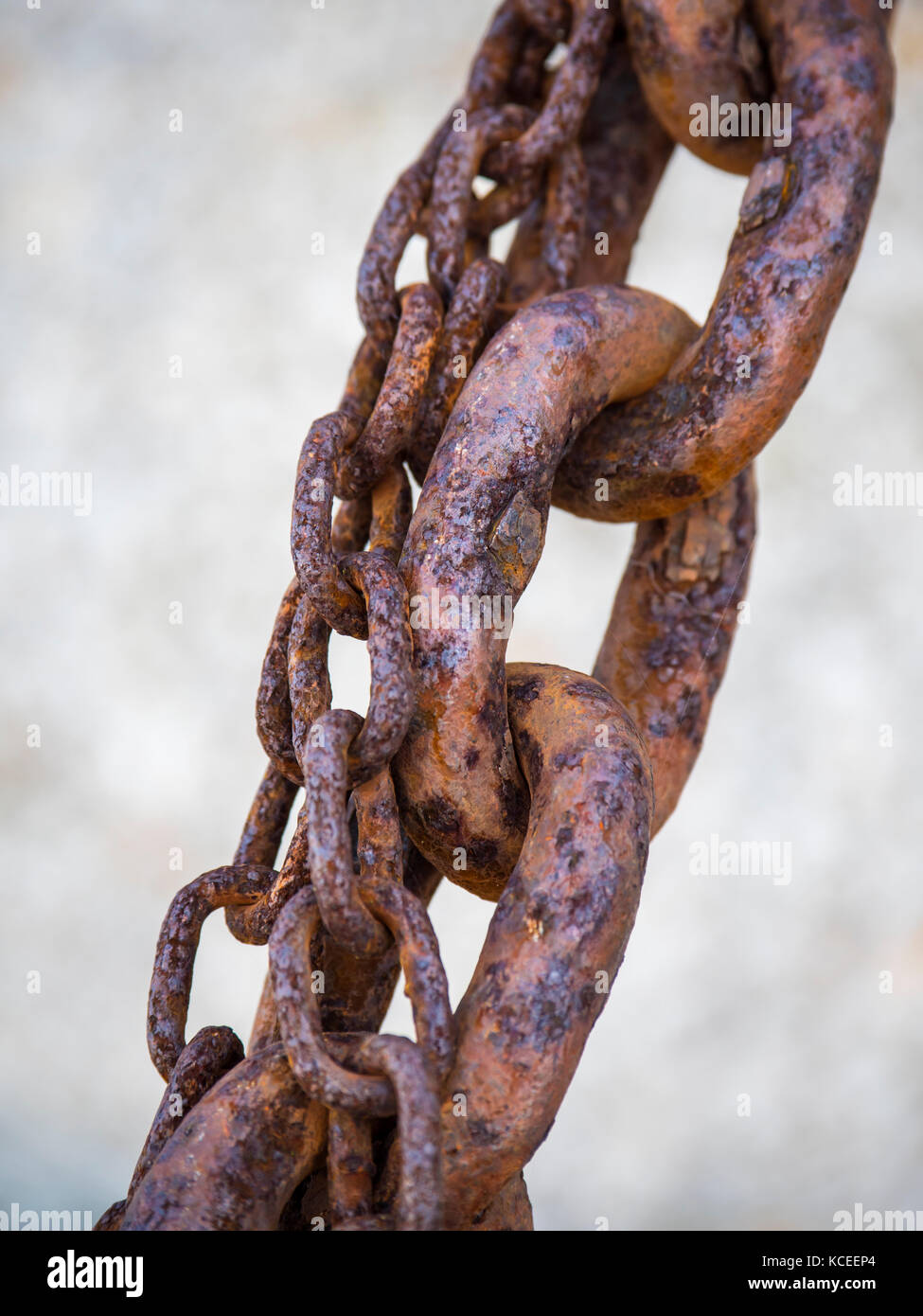 Rusty catena di ancoraggio pietre ghiaia Foto Stock