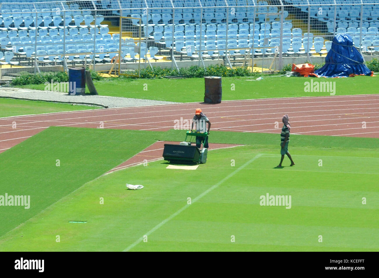 Fatiche dà il tocco finale prima che la FIFA u 17 world cup a vivekananda yuba bharati krirangan(vybk) o saltlake stadium in Kolkata. vivekananda yuba bharati krirangan o saltlake stadium preparato per fifa 17 u world cup india 2017 il 4 ottobre 2017 in Kolkata. (Foto di saikat Paolo / pacific stampa) Foto Stock