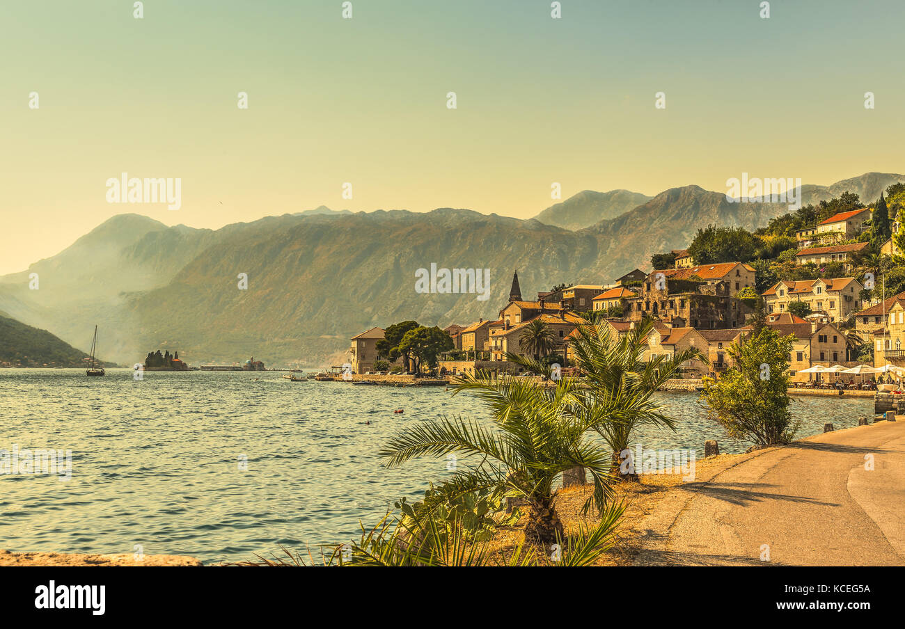 Vista del terrapieno nella città di perast nella Baia di Kotor, Montenegro. Foto Stock