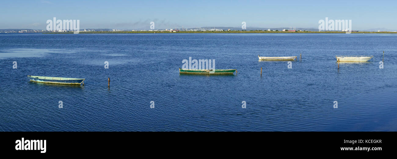 Barche in mare mediterraneo, CAMARGUE, Francia Foto Stock