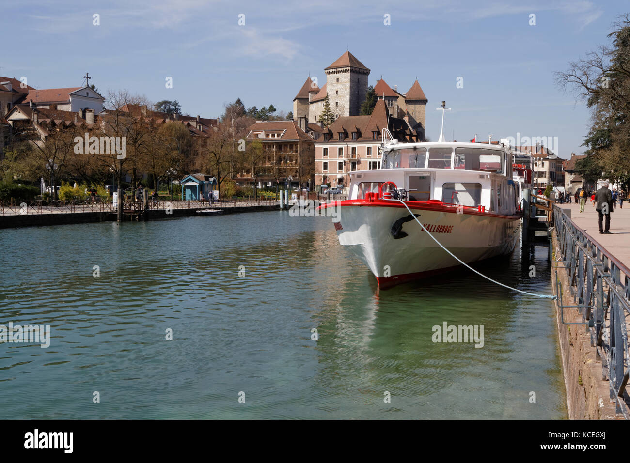 ANNECY, FRANCIA, 8 aprile 2015 : chiamata ' Venezia delle Alpi ' a causa di tre ruscelli che viaggiano il suo centro storico, Annecy è un rinomato centro turistico. Foto Stock
