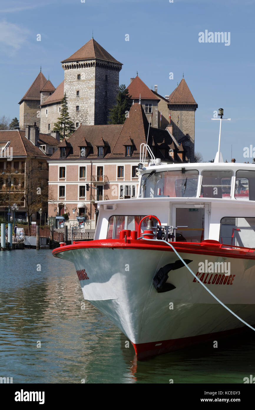 ANNECY, FRANCIA, 8 aprile 2015 : chiamata ' Venezia delle Alpi ' a causa di tre ruscelli che viaggiano il suo centro storico, Annecy è un rinomato centro turistico. Foto Stock