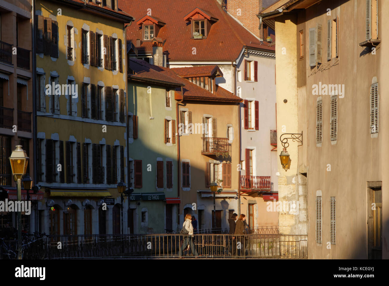 ANNECY, FRANCIA, 8 aprile 2015 : chiamata ' Venezia delle Alpi ' a causa di tre ruscelli che viaggiano il suo centro storico, Annecy è un rinomato centro turistico. Foto Stock