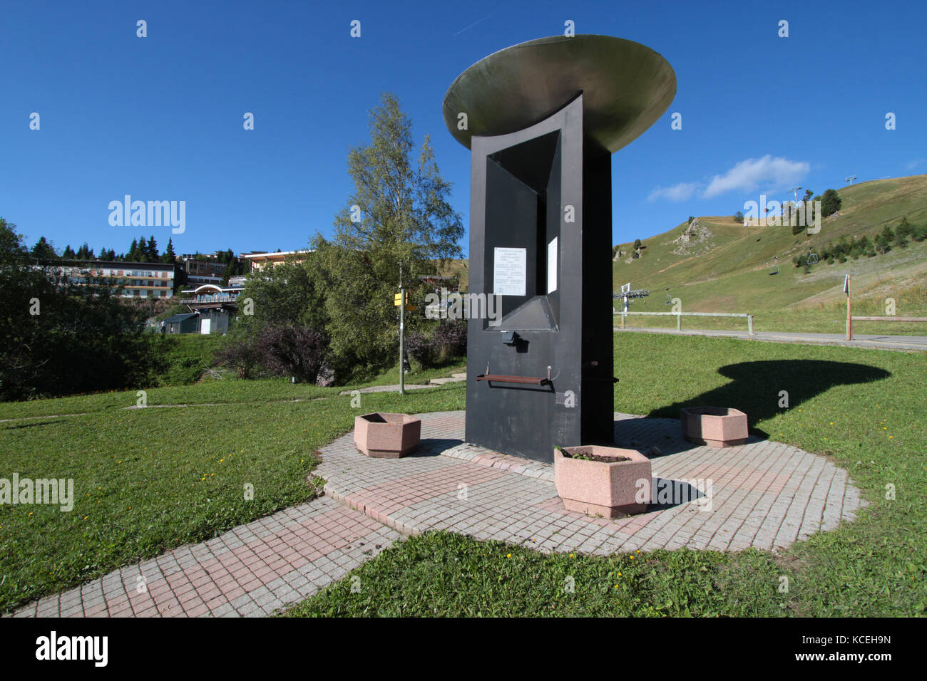 CHAMROUSSE, FRANCIA, 20 agosto 2015 : all'ingresso della località di montagna di Chamrousse, una stele commemora i Giochi Olimpici invernali del 1968. Alpine Foto Stock