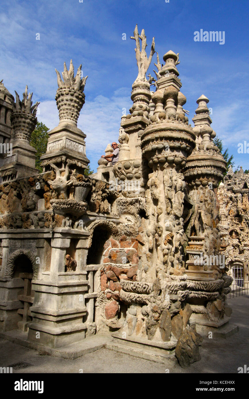 HAUTERIVES, Francia, 2 Agosto 2016 : Il Palais ideale (francese per Palazzo ideale), o Palais du Facteur Cheval è un monumento costruito da mailman Ferdinando Foto Stock