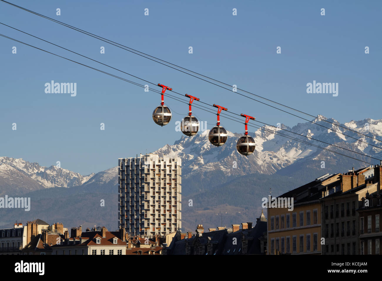 GRENOBLE, FRANCIA, 27 dicembre 2015 : la funivia di Grenoble-Bastille, anche affettuosamente conosciuta come Les bulles, è una funivia che collega il centro cittadino Foto Stock