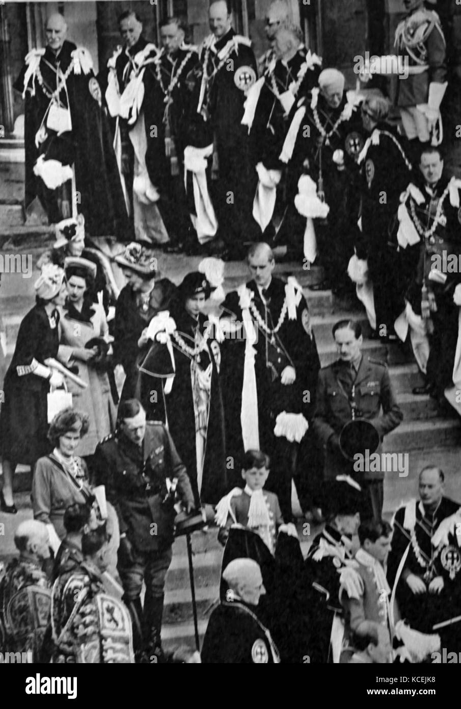 La Principessa Elisabetta (più tardi la regina Elisabetta II) con il Principe Phillip (il Duca di Edimburgo) frequentando l'Ordine della Giarrettiera 1950 Foto Stock