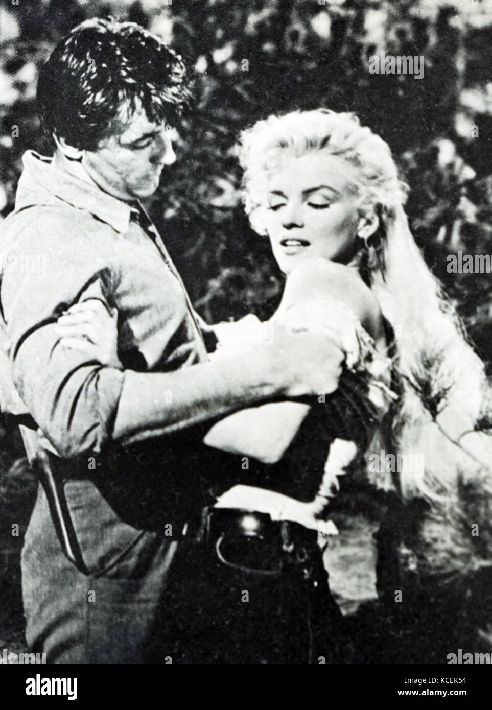 Fotografia di Marilyn Monroe (1926-1962) un'attrice americana, cantante e modella con Robert Mitchum (1917-1997) un film americano attore, regista, autore, poeta, il cantante e compositore. In data xx secolo Foto Stock