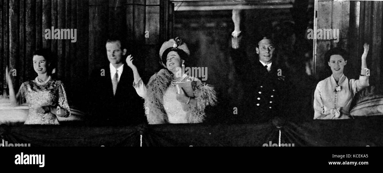 Fotografia della Regina Elisabetta II (1926-) e del principe Filippo, il Duca di Edimburgo (1921) sulle loro nozze d'argento. Inoltre è raffigurato il principe Carlo e Prince Edward. In data xx secolo Foto Stock