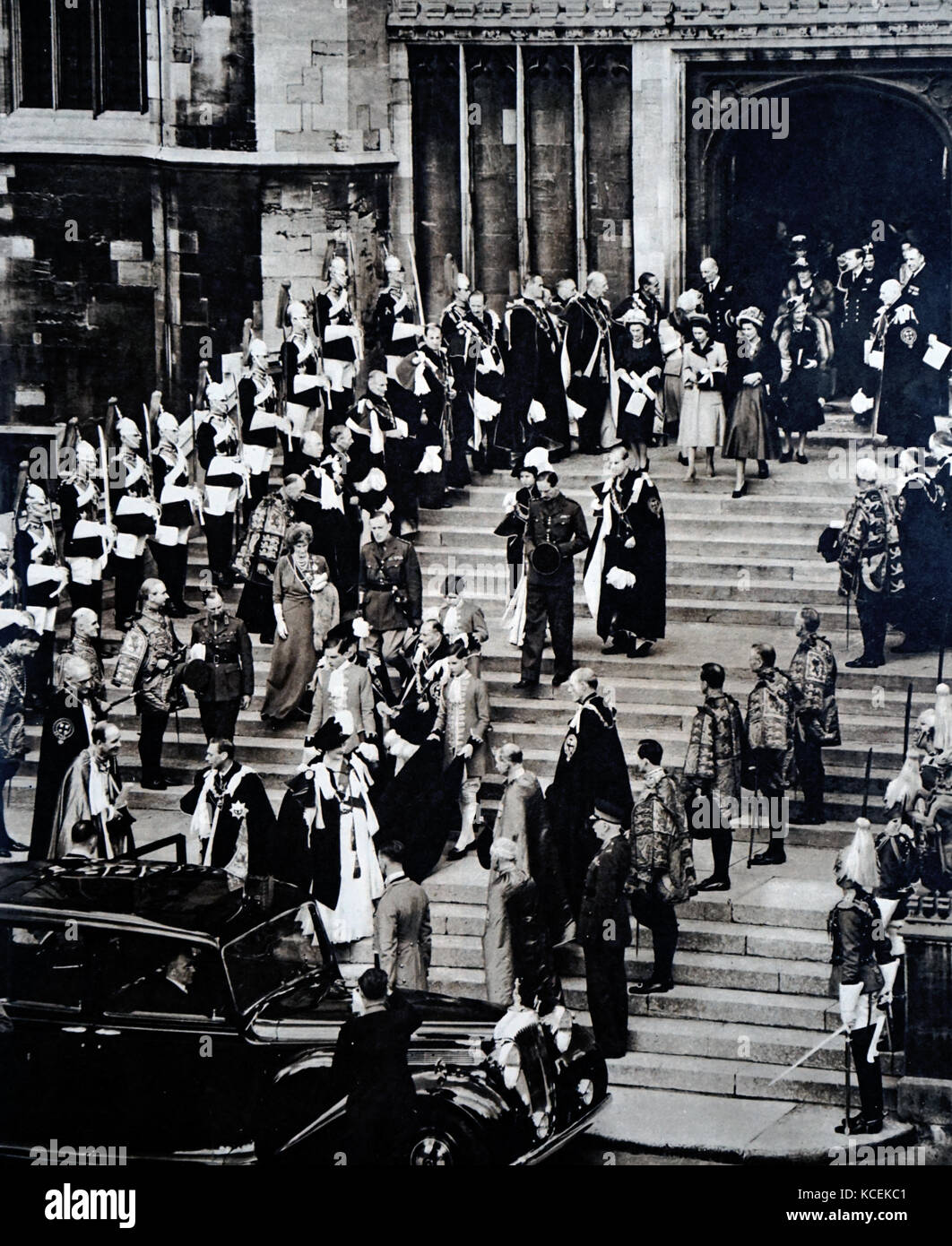Fotografia della Regina Elisabetta II (1926-) e del principe Filippo, il Duca di Edimburgo (1921-) sulle loro nozze d'argento. Inoltre è raffigurato il principe Carlo e Prince Edward. In data xx secolo Foto Stock