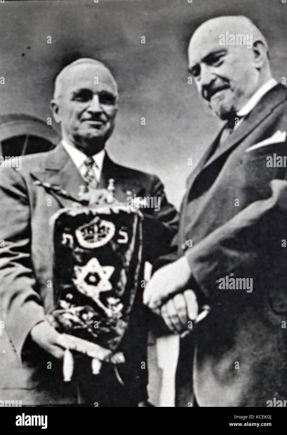 Fotografia di Chaim Weizmann (1874-1952) leader sionista, Israeliano statista e Presidente di Israele con il presidente Harry Truman (1884-1972) un uomo politico americano e il Presidente degli Stati Uniti d'America. In data xx secolo Foto Stock