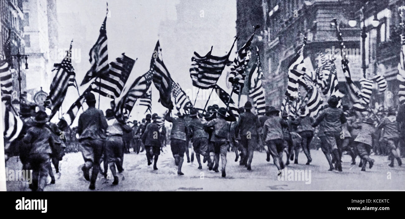 Fotografia di bandierine americane a stelle e strisce marzo parade lungo la Quinta Avenue di New York. In data xx secolo Foto Stock