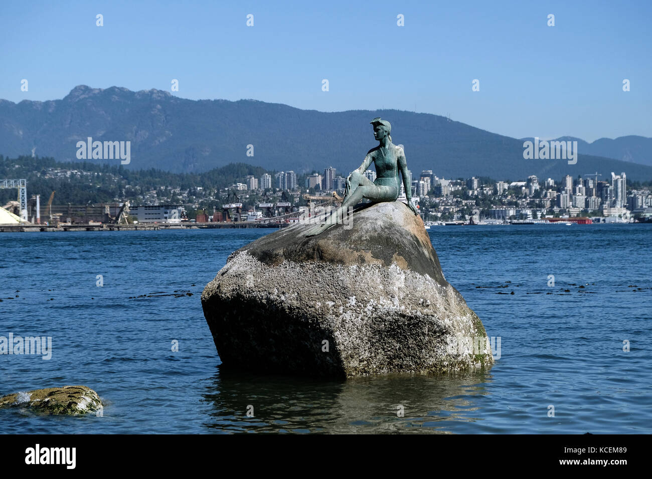La ragazza di una muta, una scultura in bronzo di Elek Imredy che siede sul lato acqua di Stanley Park a Vancouver, British Columbia, Canada Foto Stock