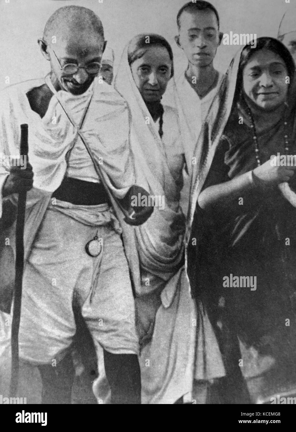 Il Mahatma Gandhi con Sarojini Naidu, 1931. Mohandas Gandhi (1869 - 1948) era il leader preminente dell'Indiano movimento di indipendenza in British-governata in India. Sarojini Naidu (nato come Sarojini Chattopadhyay) noto anche col soprannome di come l'usignolo dell India e fu un poeta. Naidu servito come il primo governatore delle Province Unite di Agra e Oudh dal 1947 al 1949. Lei era la seconda donna a diventare il presidente del Congresso Nazionale Indiano nel 1925 Foto Stock