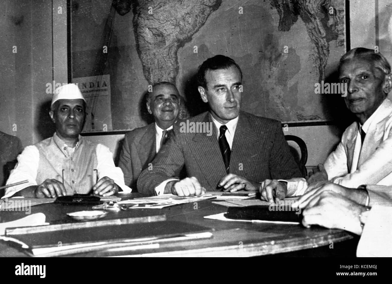 Muhammad Ali Jinnah (destra) Lord Mountbatten (centro) e Pandit Nehru discutere partizione dell India 1946 Foto Stock