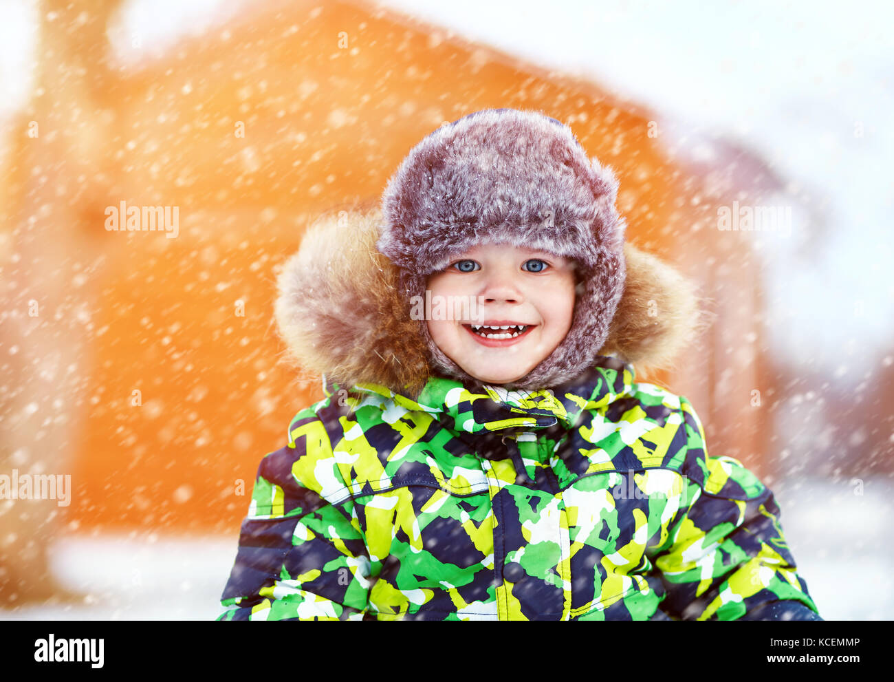 Little Boy in inverno bambini all'aperto Foto Stock
