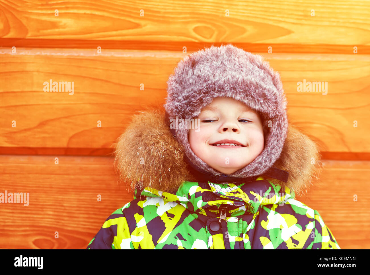 Little Boy in inverno bambini all'aperto Foto Stock