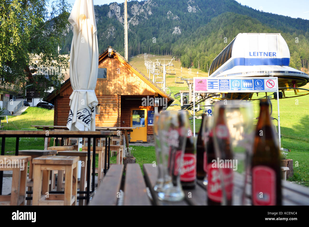 bottiglie di birra e bicchieri su un tavolo da picnic in estate Foto Stock