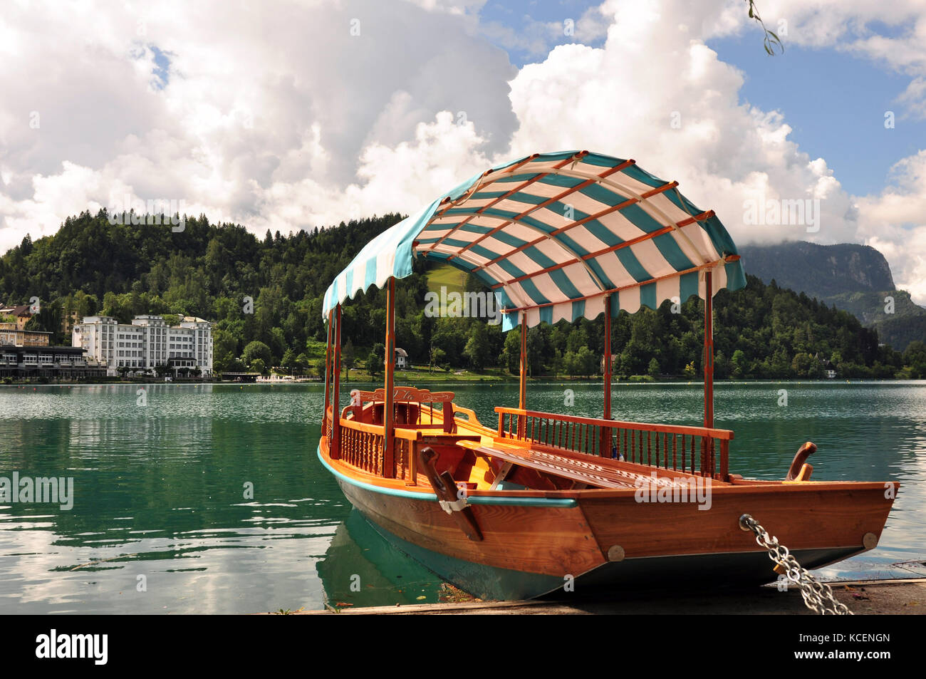 La barca turistica sul lago di Bled, gondola Foto Stock