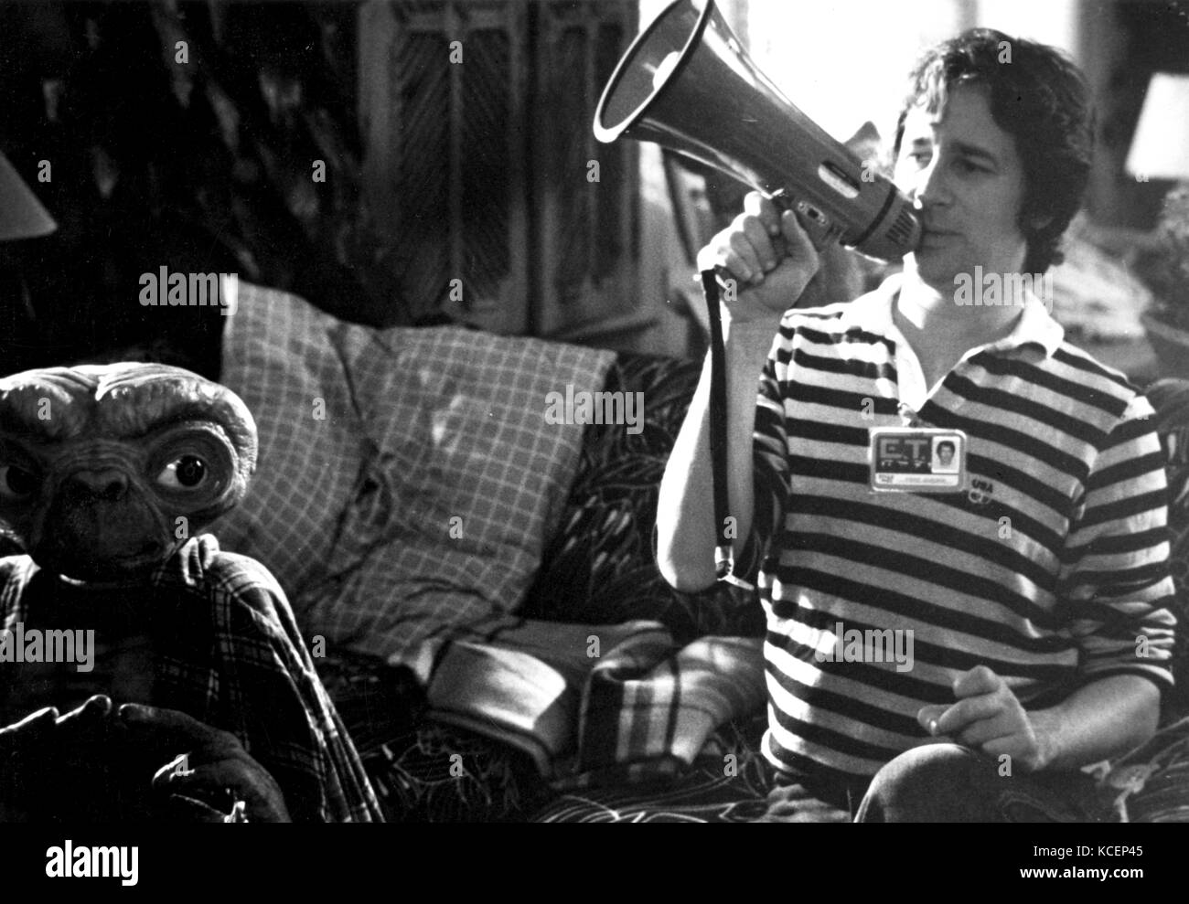 Fotografia di Steven Spielberg (1946-) un regista americano, produttore e sceneggiatore, durante le riprese di E.T. L'Extra-Terrestre. In data xx secolo Foto Stock