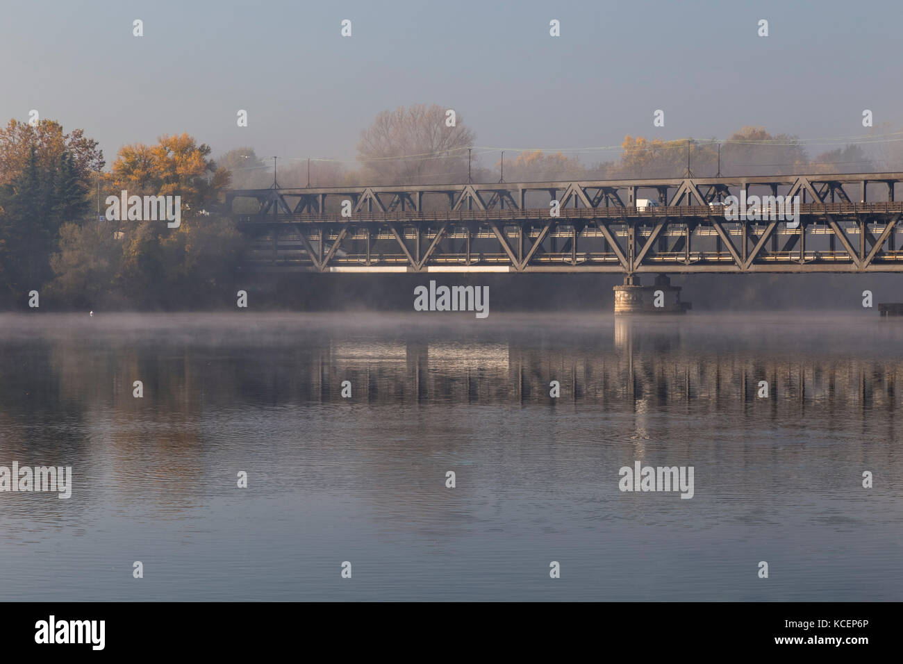 Nebbiosa mattina autunnale nei pressi del ponte di ferro sulle rive del fiume Ticino, Sesto Calende, Lago Maggiore, provincia di Varese, Lombardia, Italia. Foto Stock