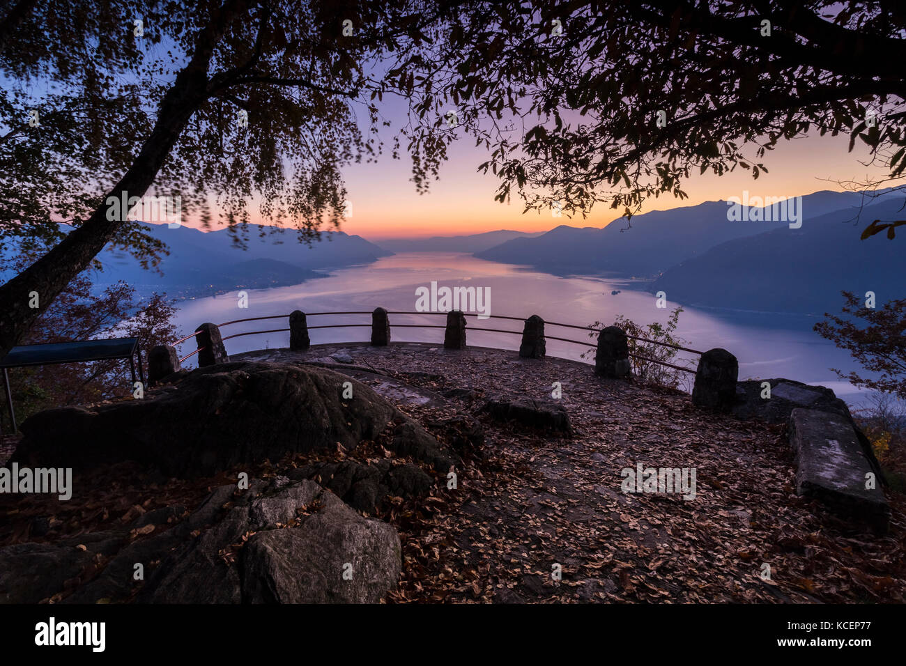 Vista di un tramonto sul Lago maggiore dal punto di vista del sentiero giro del Sole, Agra, Valle Veddasca, Varese, Lombardia, Italia. Foto Stock