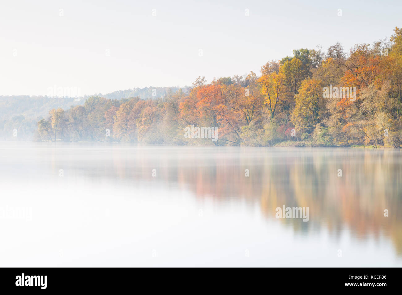 Nebbiosa mattina autunnale sulle rive del fiume Ticino, Sesto Calende, Lago Maggiore, provincia di Varese, Lombardia, Italia. Foto Stock