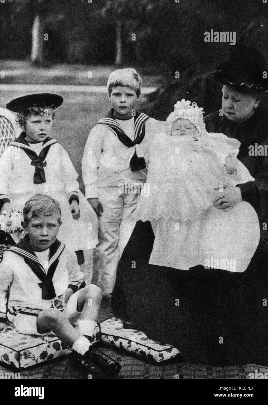 Fotografia della regina Victoria (1819-1901) seduto con la sua grande nipoti. Datata del XIX secolo Foto Stock