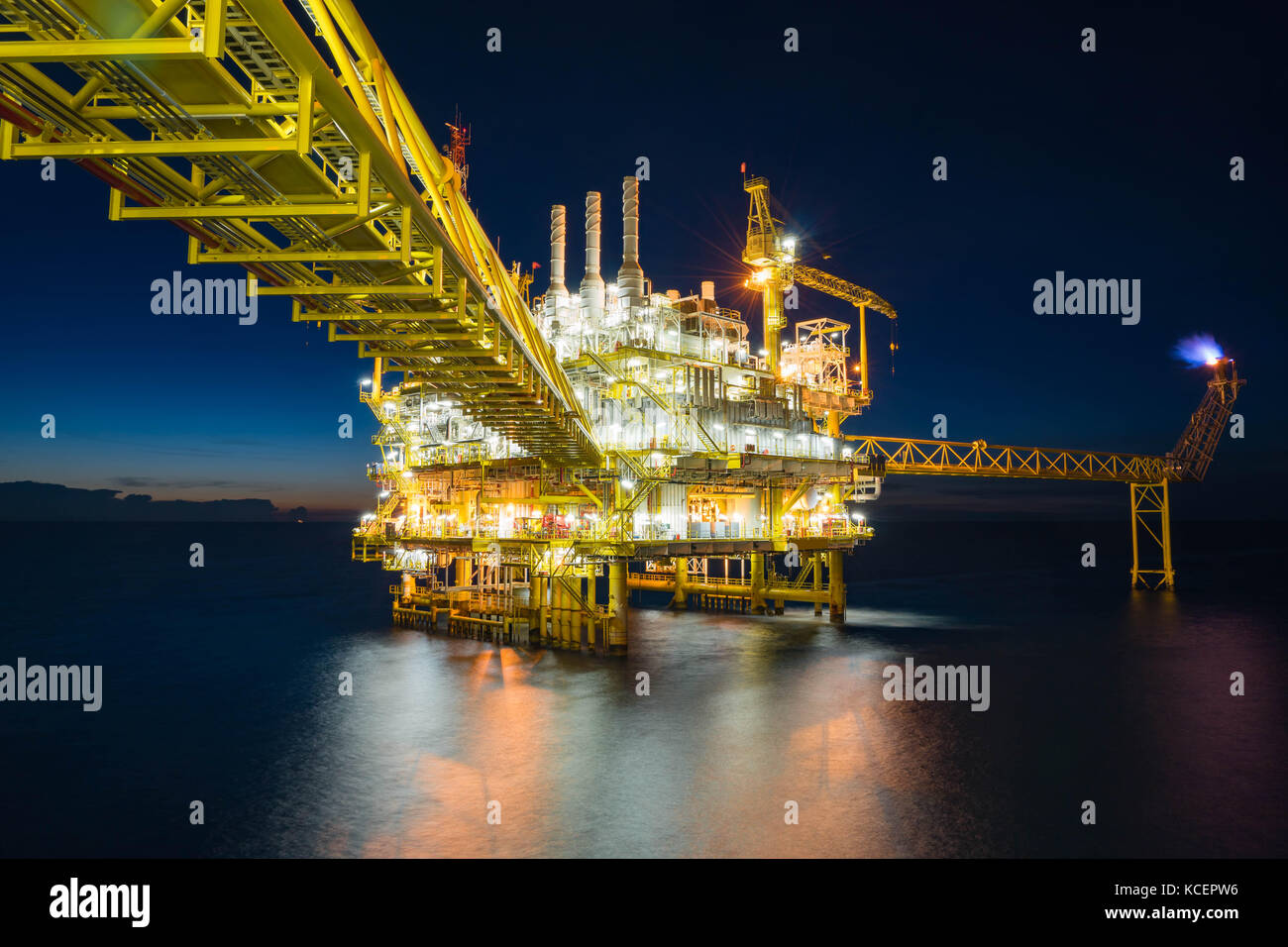 Gas e petrolio al largo di elaborazione centrale dove la piattaforma a monte della petrolchimica e prodotto di energia. Foto Stock