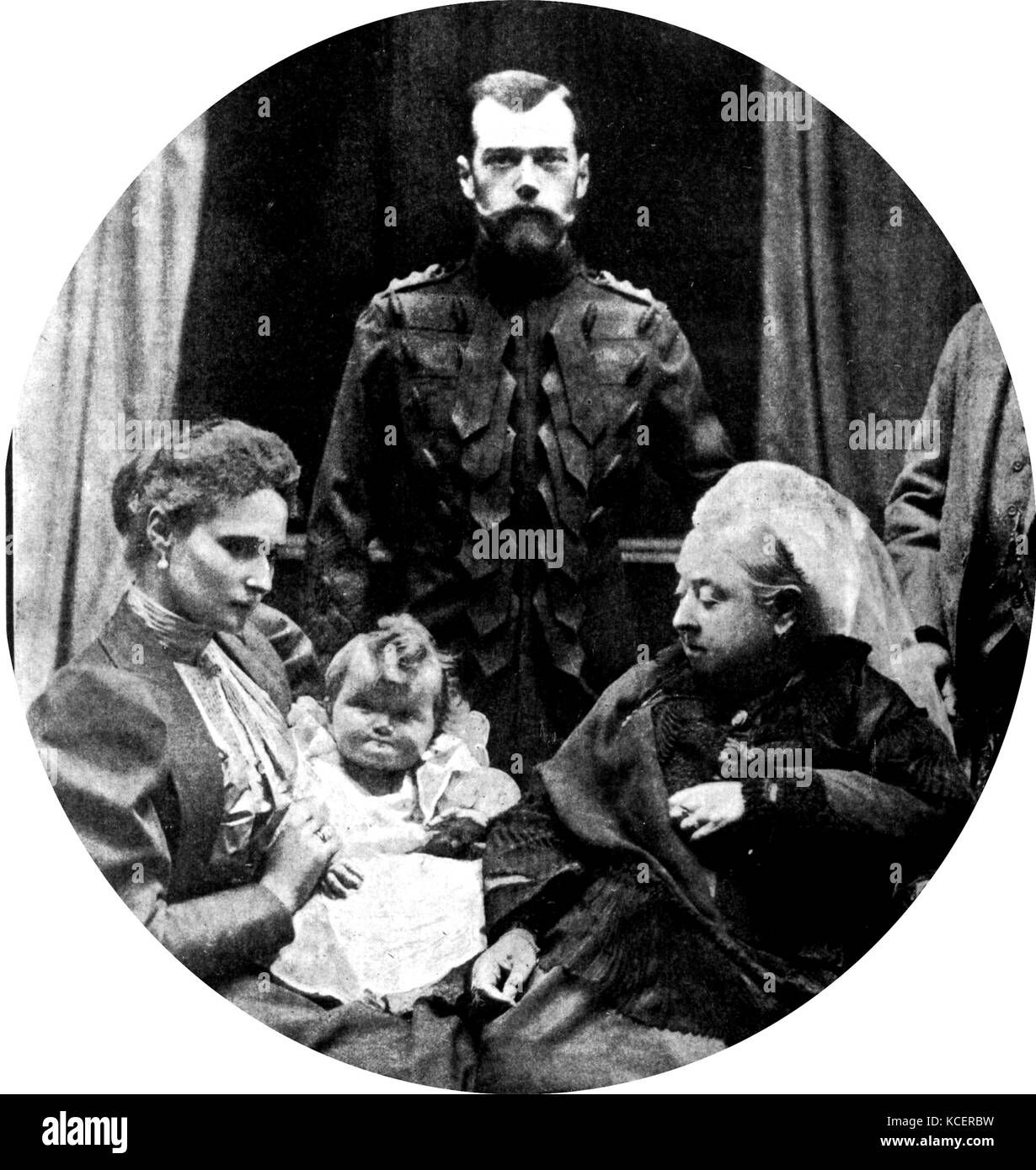 Fotografia della regina Victoria (1819-1901) seduta con Nicola II di Russia (1868-1918), Alexandra Feodorovna (Alix di Hesse) (1872-1918) e la loro figlia Granduchessa Olga Nikolaevna della Russia (1895-1918). Datata del XIX secolo Foto Stock