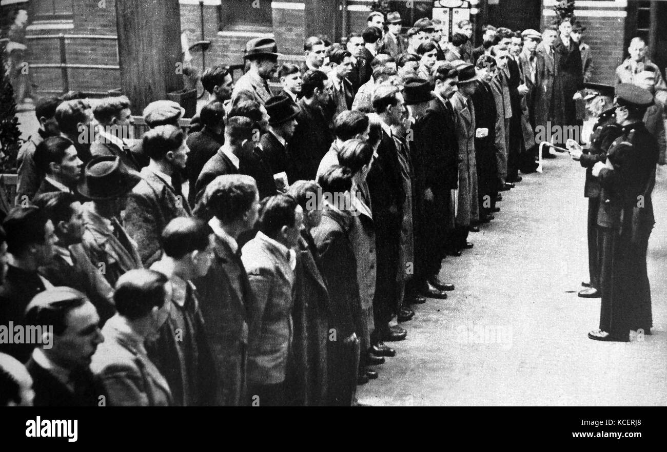 I coscritti inglese di fronte a un centro di reclutamento nei mesi prima della seconda guerra mondiale 1939 Foto Stock
