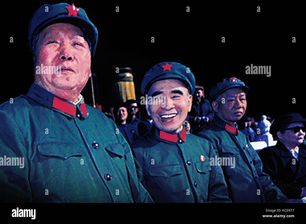 Il presidente Mao Zedong; il ministro della Difesa Lin Biao; Presidente Liu Shao qi e Vice Presidente, Soong Ching Ling sulla piazza Tiananmen rostro durante una parata nel 1966 Foto Stock