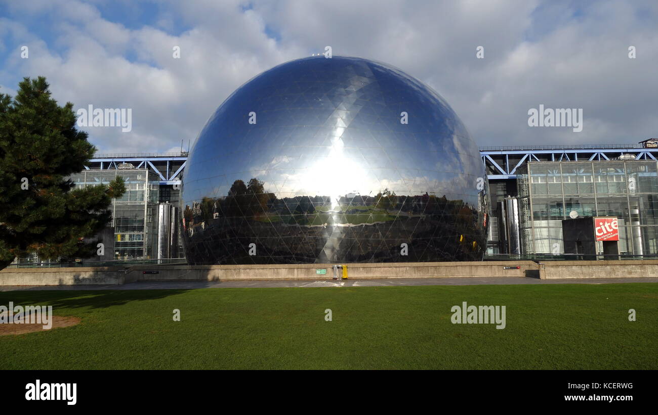 La Geode è rifinita a specchio di cupola geodetica aperto nel 1985 a Parigi. Essa detiene un Omnimax theatre nel Parc de la Villette a La Cité des Sciences et de l'Industrie (Città delle Scienze e dell'Industria) nel XIX arrondissement di Parigi, Francia. Foto Stock