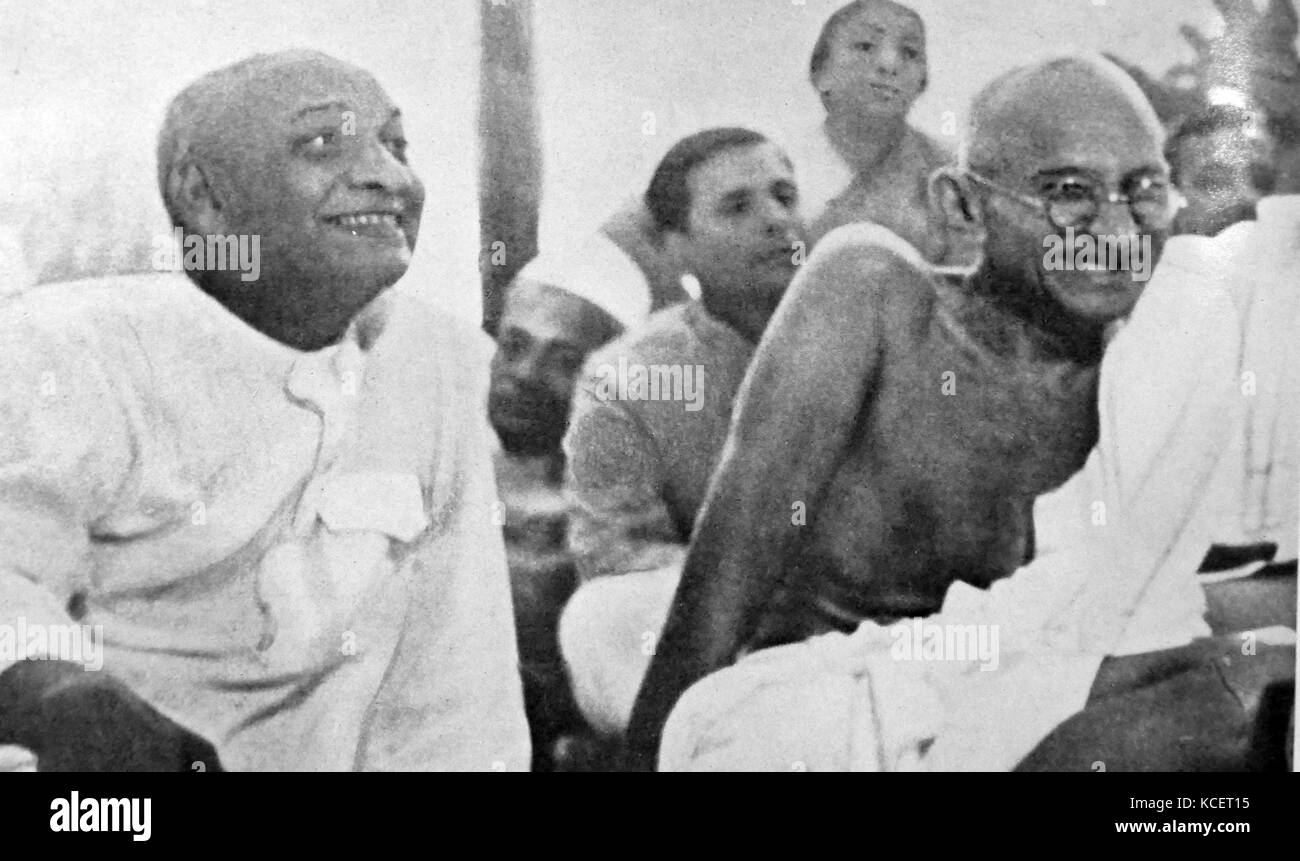 Mohandas Karamchand Gandhi con Sardar Patel 1945. Gandhi (2 ottobre 1869 - 30 gennaio 1948), è stato il leader preminente dell'Indiano movimento di indipendenza in British-governata in India. Sardar Vallabhbhai Patel (1875 - 1950) era un statista indiano, un leader del Congresso nazionale indiano e un padre fondatore della Repubblica dell'India. Egli è stato il primo ministro di casa di India Foto Stock