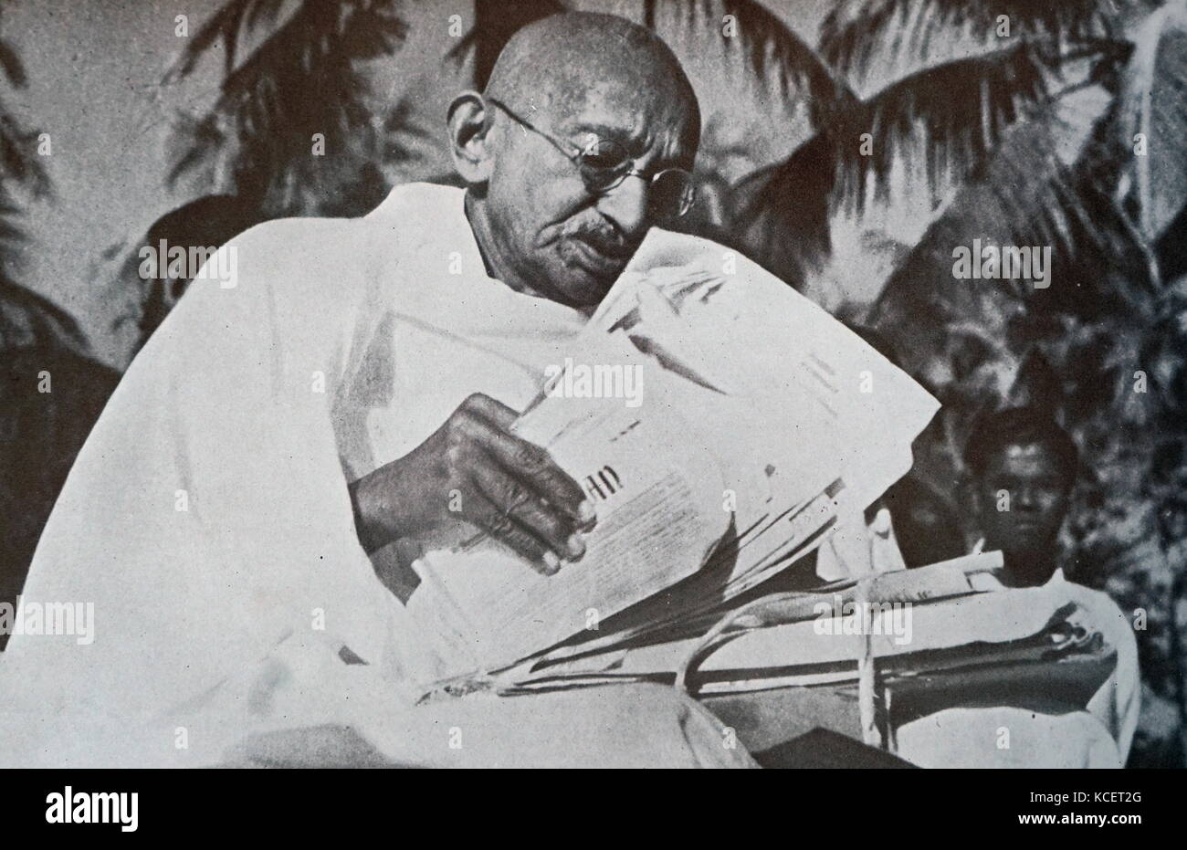 Mohandas Karamchand Gandhi, touring India durante la partizione sommosse a seguito di indipendenza 1947. Gandhi (2 ottobre 1869 - 30 gennaio 1948), è stato il leader preminente dell'Indiano movimento di indipendenza in British-governata in India. Foto Stock