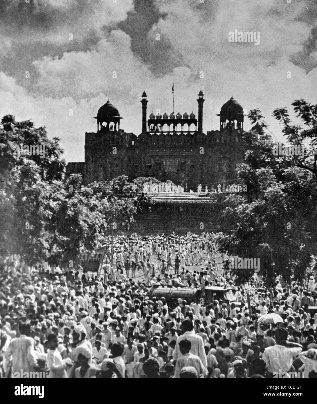 Gli indiani di celebrare in Delhi durante la dichiarazione del Giorno di indipendenza in India, 15 agosto 1947 Foto Stock