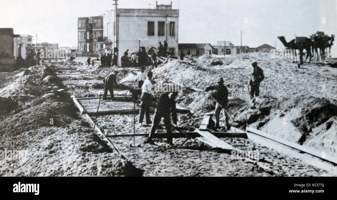 Primi coloni ebrei la costruzione di linee di tram a Tel Aviv, Palestina. 1922 Foto Stock
