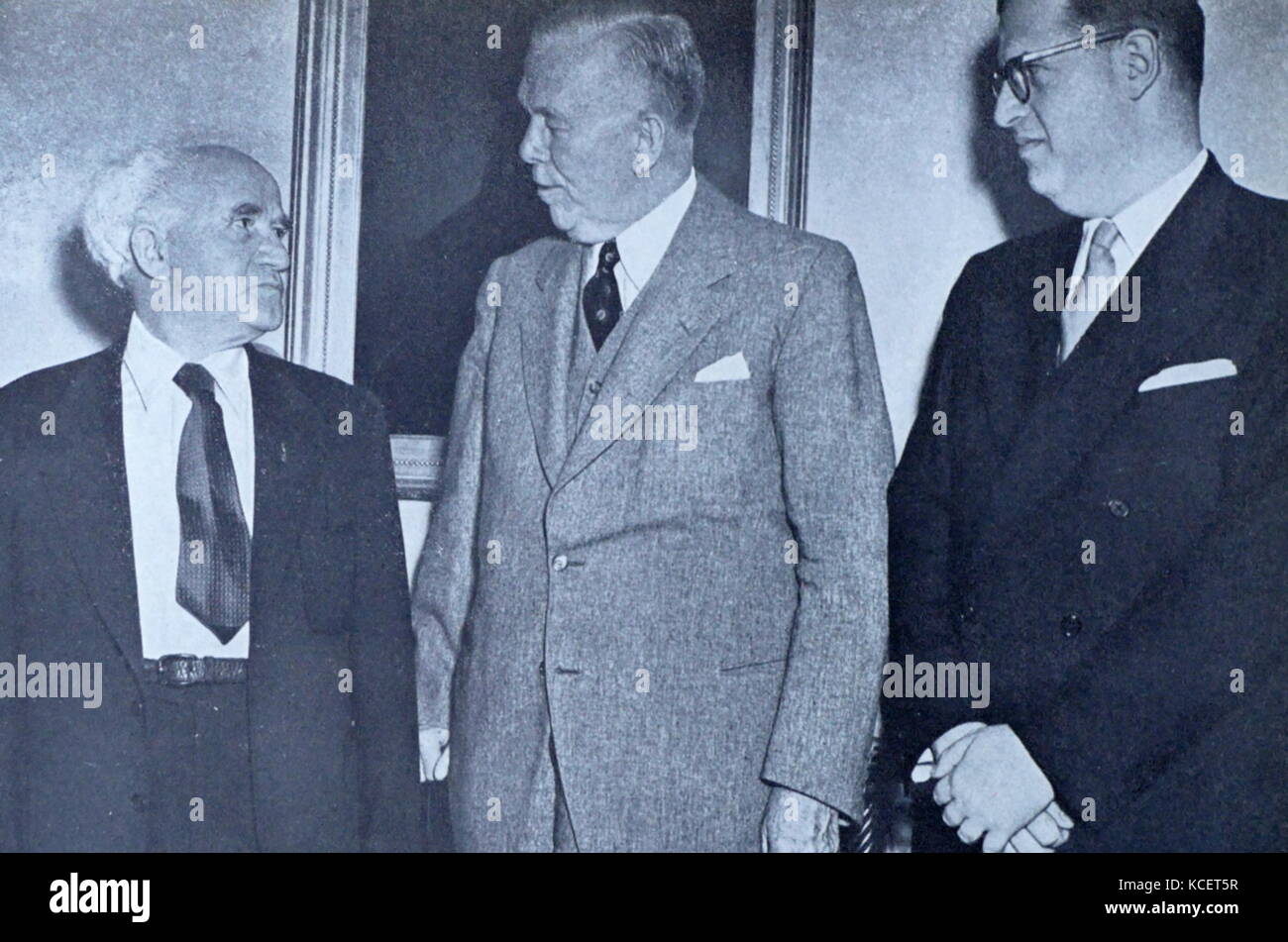 Israele il Primo Ministro David Ben-Gurion, visite con il Segretario alla difesa degli Stati Uniti George C. Marshall, al Pentagono come ambasciatore Abba Eban guarda su 1951 Foto Stock