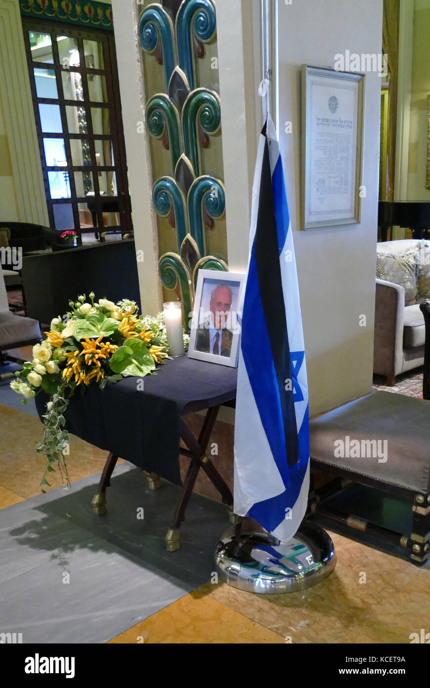 Bandiera e ritratto come omaggio per i funerali dell ex primo ministro Israeliano Shimon Peres; King David Hotel Gerusalemme 2016 Foto Stock