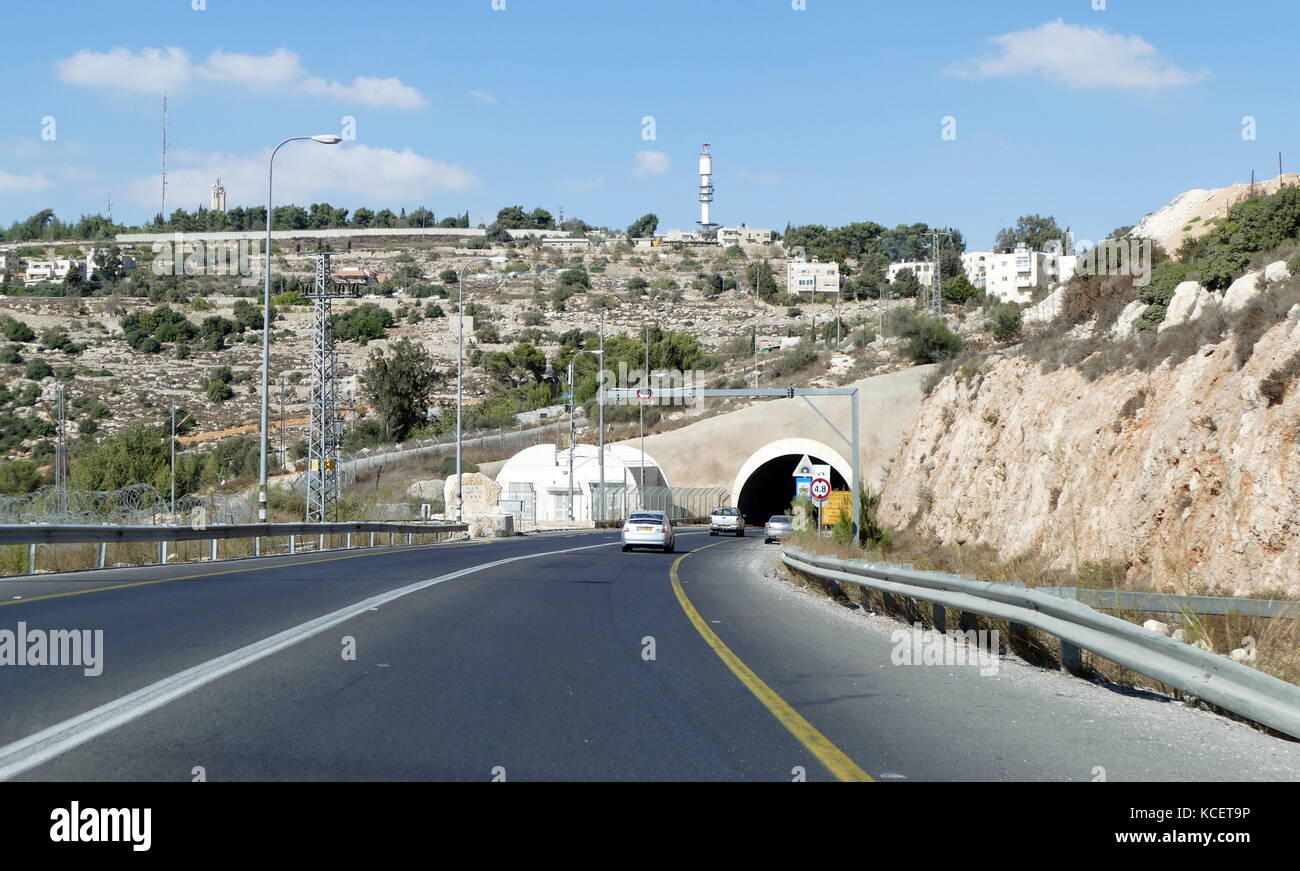 Insediamento israeliano al di sopra di un tunnel con collegamento stradale attraverso la Cisgiordania, territorio palestinese vicino a Gerusalemme. 2016 Foto Stock