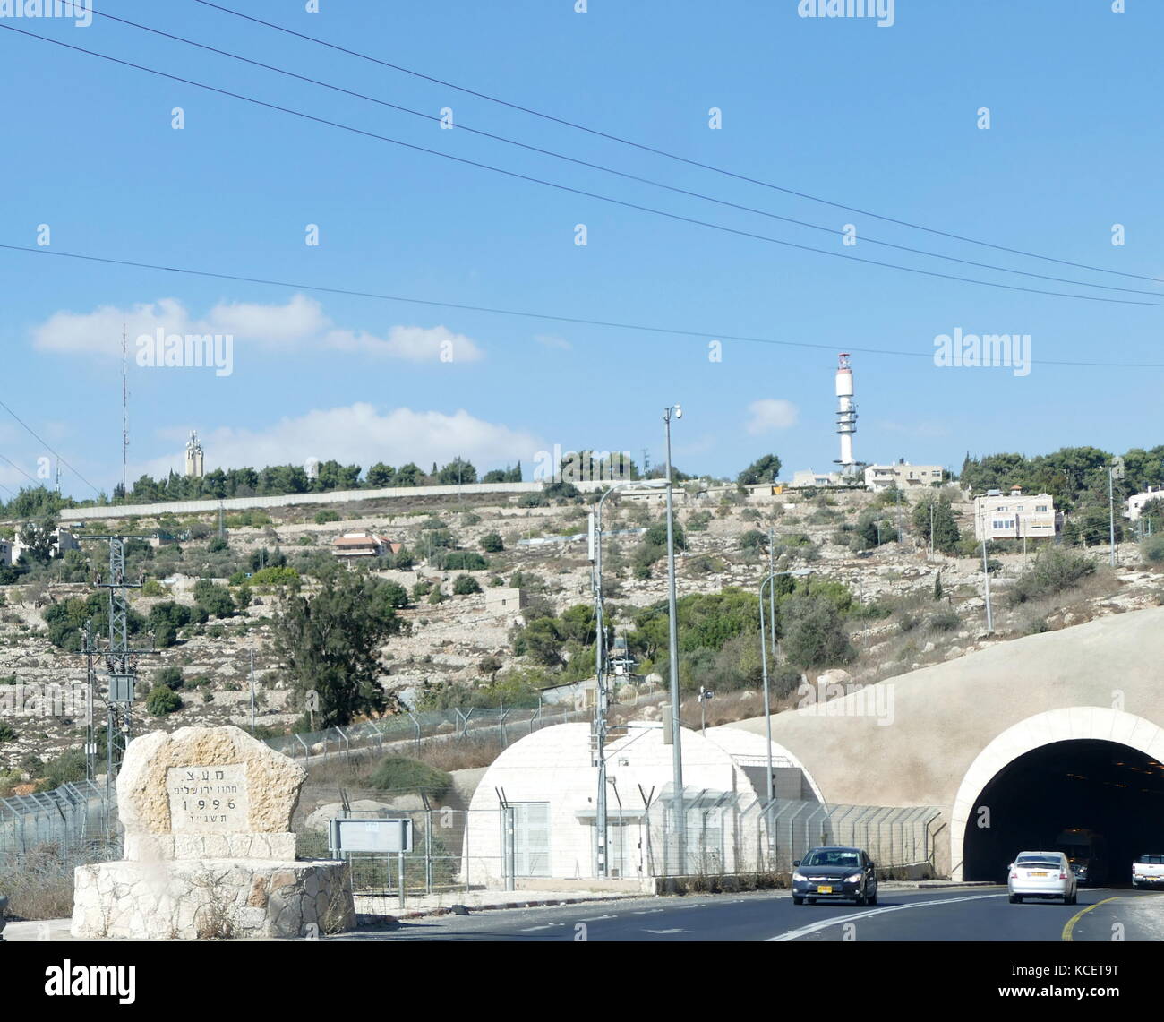 Insediamento israeliano al di sopra di un tunnel con collegamento stradale attraverso la Cisgiordania, territorio palestinese vicino a Gerusalemme. 2016 Foto Stock