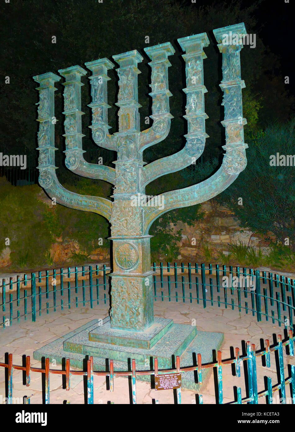 La Knesset Menorah, è un bronzo Menorah 4,30 metri di altezza, 3,5 metri di larghezza e pesa 4 tonnellate. Si trova di fronte alla Knesset. È stato progettato da Benno Elkan (1877-1960) ed è stato presentato alla Knesset come un dono dal parlamento del Regno Unito il 15 aprile 1956 in onore dell'ottavo anniversario della indipendenza israeliana. Foto Stock