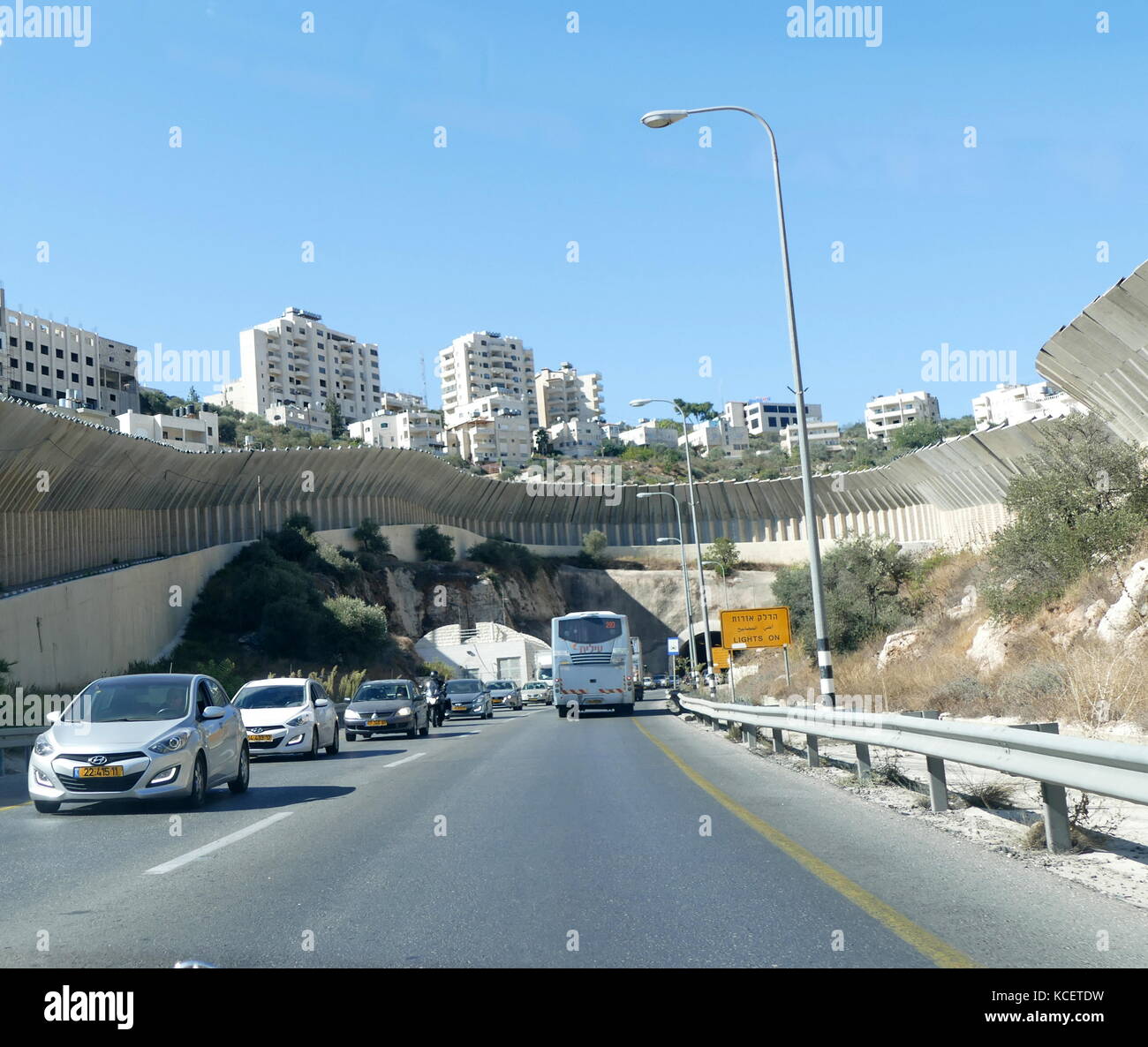 (Ebraico Israeliano) insediamento in sviluppo in Cisgiordania, Palestina 2016. Il muro di sicurezza separa palestinese di aree israeliane. Foto Stock